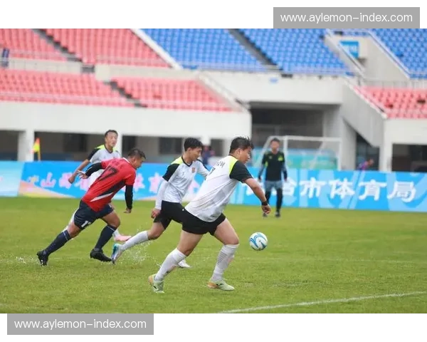中韩足球对抗赛精彩回顾 两国足球争锋激烈碰撞上演精彩瞬间